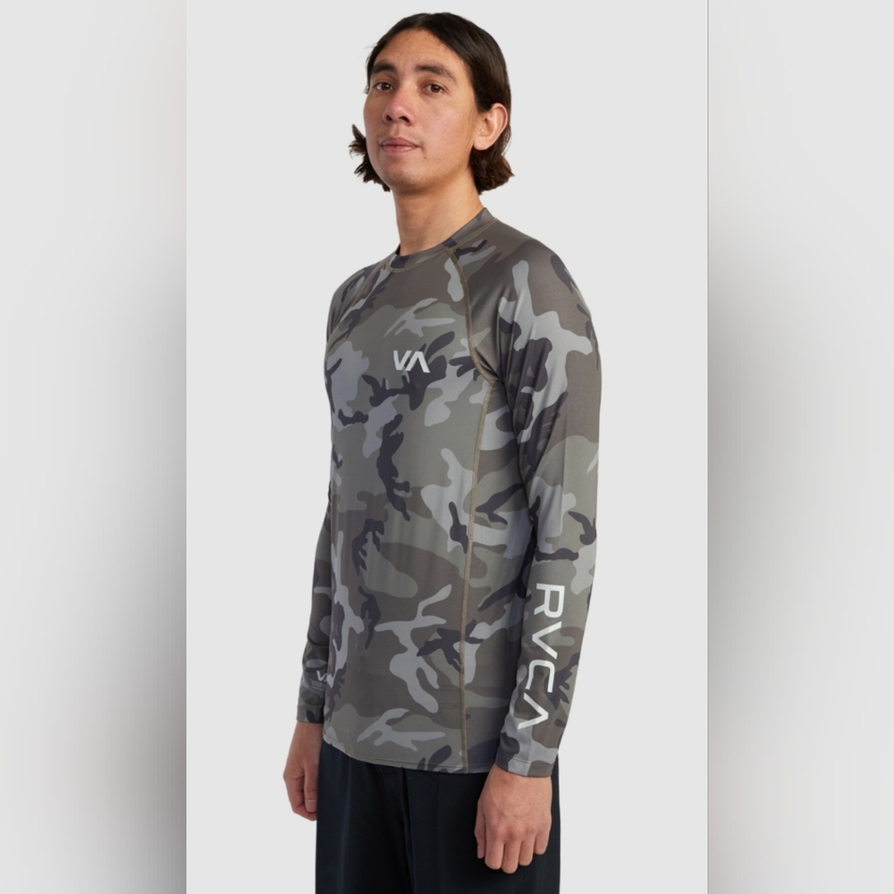 NWT RVCA Men's RVCA Long Sleeve Rashguard Camo SIZE M